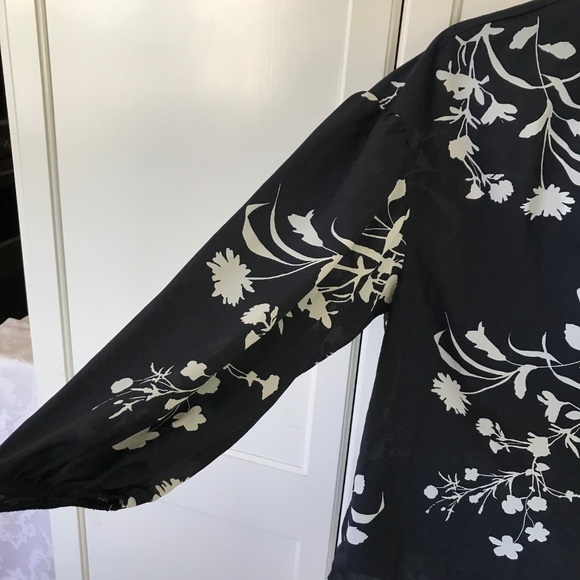 JOIE Eilga Floral Split Neck Blouse Navy White Top Women’s Size Large - Picture 5 of 16